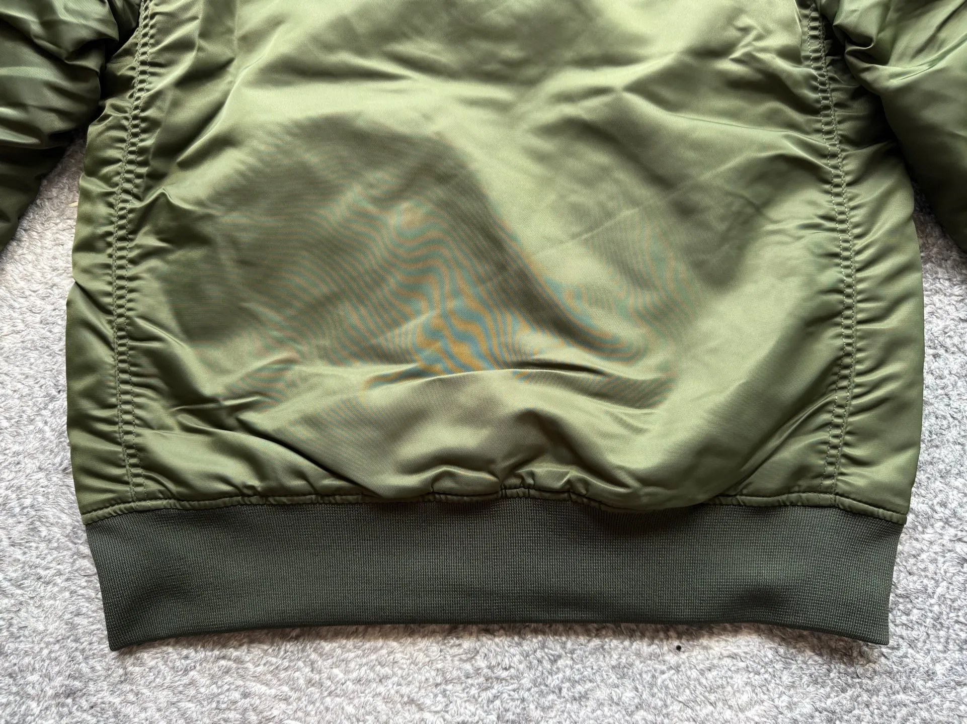 P360 Stone lsland Stone Island Medal Aviator Cotton Jacket The outer fabric is made of MA-1 flight nylon, which is a material specially used in flight and aviation. Flying nylon is a fabric specially used in flight and aviation. It is rarely used in ordinary clothing. The density of flying nylon is very high, so it is windproof and waterproof. When rain falls on the surface of the clothes, it will not penetrate immediately, but will form a small water droplet and slide off. This performance is a requirement for the development of modern jet technology. Because it is assumed that the pilot got caught in the rain before getting on the plane, he entered the cabin covered in rainwater. When flying at high altitude and at high speed, in a cabin without an environmental control system, water droplets will freeze on the pilot's body 2. Knitted baseball collar MA-1 uses a knitted collar. The collar is made of wool and can be snug around the neck and very warm. 3. Metal zippers We have very strict requirements on zippers, including smoothness and size. There was no zipper on the market that met the requirements, so we asked a zipper factory to customize a strong and durable metal zipper.  4. Double-threaded knitted cuffs The cuffs are made of double-threaded knitted fabric, narrow at the front and wide at the back. The narrow part can be tightened around the wrist to prevent wind from entering. The wide part has enough space when wearing multiple pieces under winter Color: Black Dark Army Green Size: M L.